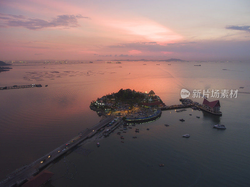 空中景观日落的Koh Loy与城市景观的海边，西拉查，春武里，泰国。